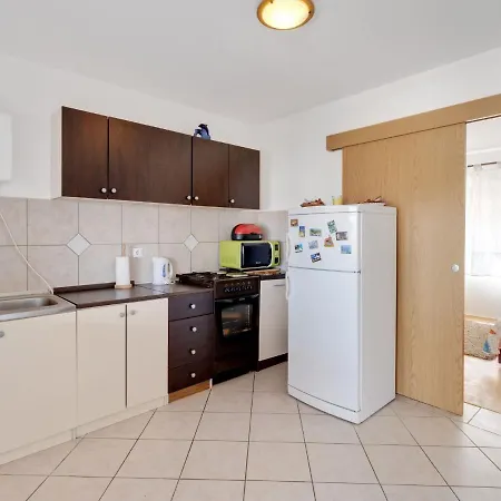 Snug In Jasenice Near Sea Holiday home *