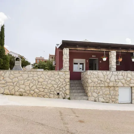 Snug In Jasenice Near Sea Holiday home *