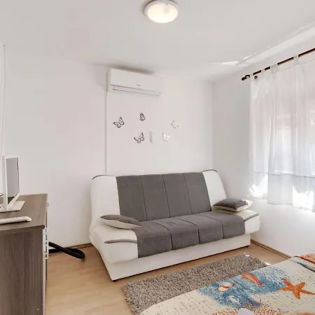 Holiday home Snug In Jasenice Near Sea Rovanjska