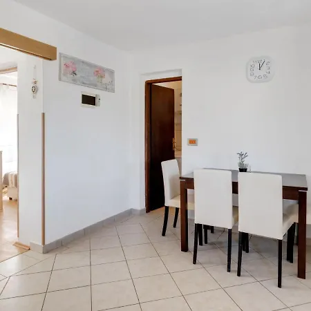Snug In Jasenice Near Sea Holiday home *