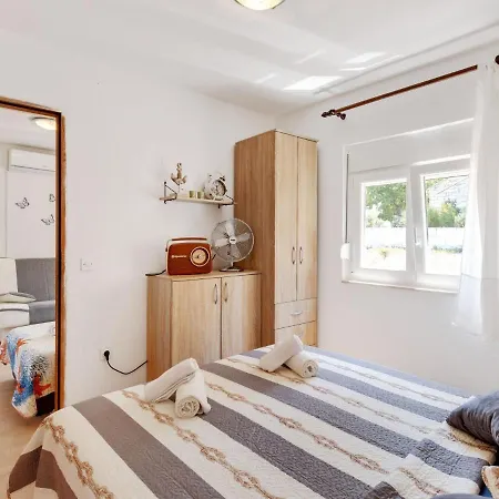 Snug In Jasenice Near Sea Holiday home
