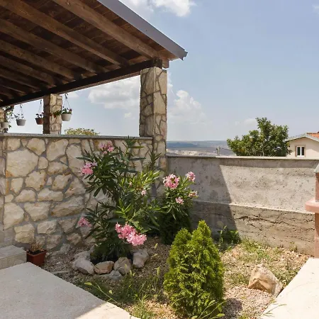 Snug In Jasenice Near Sea Holiday home Rovanjska