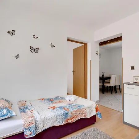 Snug In Jasenice Near Sea Holiday home Rovanjska
