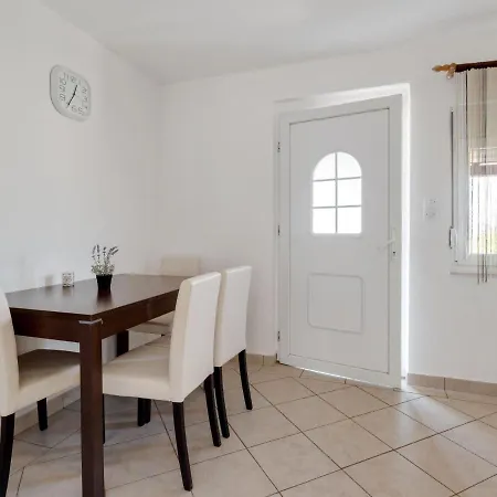 Snug In Jasenice Near Sea Holiday home