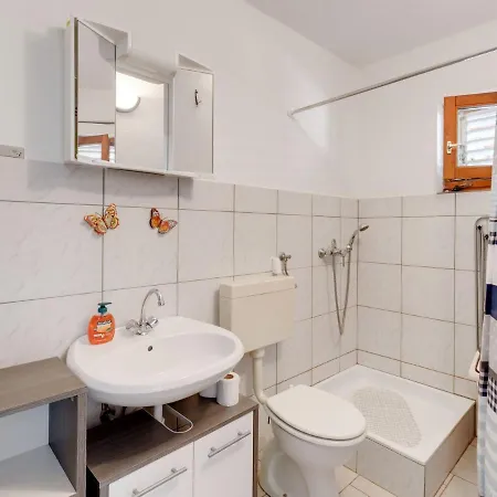Holiday home Snug In Jasenice Near Sea Rovanjska