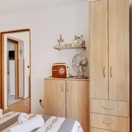 Holiday home Snug In Jasenice Near Sea *